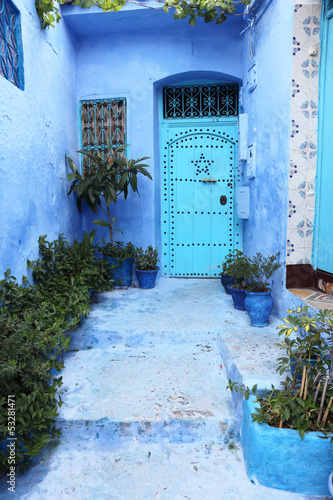 Plakat na papierze fotorealistycznym Niebieskie drzwi w medinie chefchaouen, Maroko