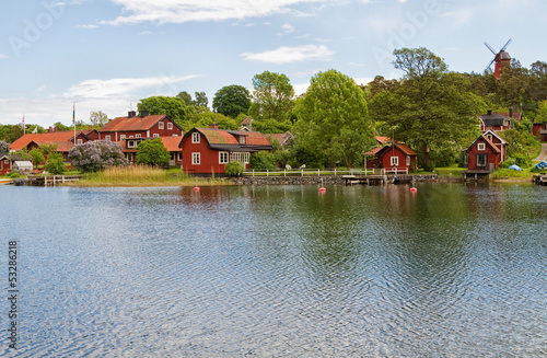Board z aluminiowym obramowaniem Wioska rybacka w archipelagu sztokholmskim.