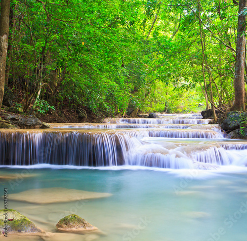 Plakat na papierze fotorealistycznym Erawan wodospad w kanchanaburi prowincji Tajlandii