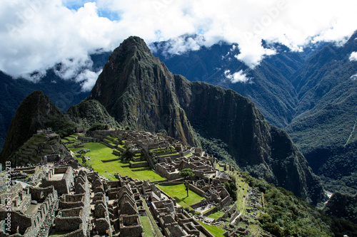Board z aluminiowym obramowaniem Machu Picchu, starożytne miasto Inków w Andach, Peru