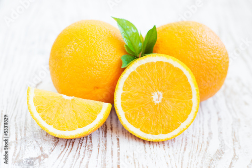 Plakat na papierze fotorealistycznym Pomarańcze z liśćmi