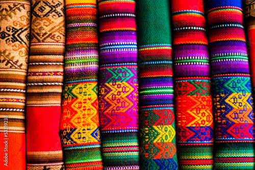 kolorowa-tkanina-przy-rynkiem-w-peru-ameryka-poludniowa