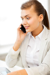 Canvas Print - businesswoman with smartphone in office