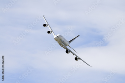 Board z aluminiowym obramowaniem 380 pasażerów linii lotniczych Airbus w locie
