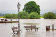Sitzgelegenheiten am Flussufer - Überschwemmung