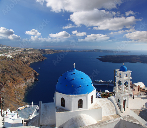 Board z aluminiowym obramowaniem Santorini z miastem thira, kościół firostefani, grecja
