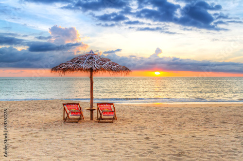 Plakat na papierze fotorealistycznym Zmierzch pod parasolem na plaży w Thailand