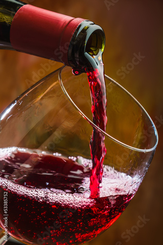 Naklejka samoprzylepna Wino nalewa do szklanki butelki
