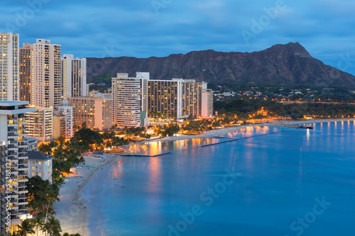 Board z aluminiowym obramowaniem Miasto honolulu i plaża waikiki w nocy