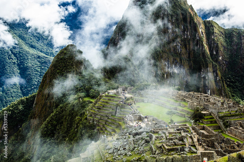 Board z aluminiowym obramowaniem Machu Picchu, starożytne miasto Inków w Andach, Peru