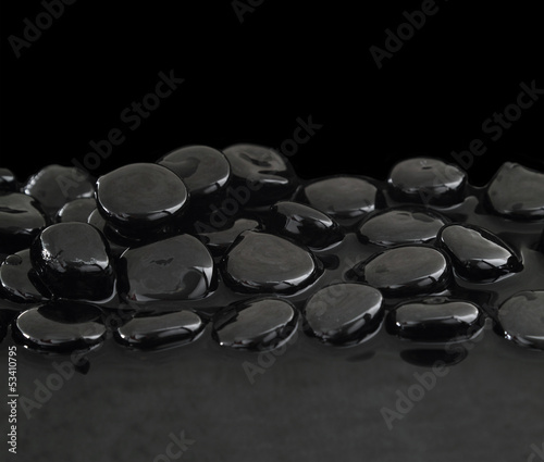 Board z aluminiowym obramowaniem Czarne kamienie na spokojnym tle wody