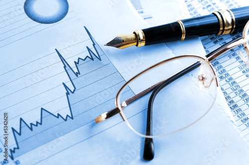 Fotografering fondo de finanzas y economia.Estadisticas,graficos y gafas