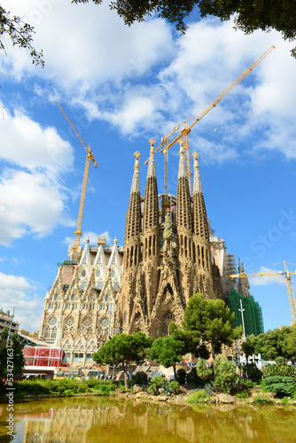 Plakat na papierze fotorealistycznym Sagrada familia nativity elewacji przez gaudi, barcelona, ​​hiszpania
