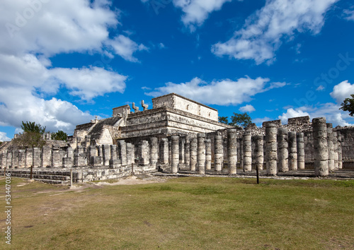 Plakat na papierze fotorealistycznym Sala tysiąca filarów - kolumny w chichen itza, meksyk..
