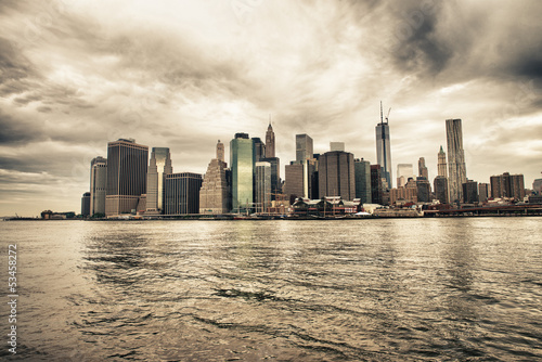 Fototapeta na wymiar Lower Manhattan skyline seen from Brooklyn Bridge Park