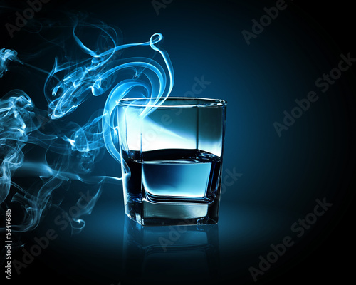 Naklejka dekoracyjna Glass of blue cocktail