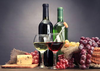 Fototapete - Composition with wine, blue cheese and grape