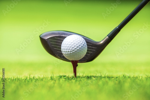 Obraz na płótnie canvas trzyczęściowy "tryptyk" Piłeczka golfowa za kierowcą na driving range
