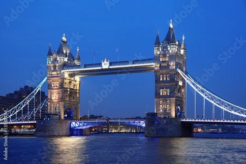 Naklejka samoprzylepna Tower Bridge w godzinach wieczornych, Londyn, Wielka Brytania