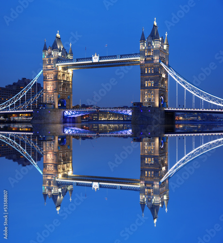 Naklejka samoprzylepna Tower Bridge w godzinach wieczornych, Londyn, Wielka Brytania