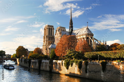 Obraz na płótnie canvas trzyczęściowy "tryptyk" Notre Dame z łodzi na Seine w Paryżu, Francja