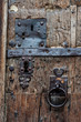 vieilles serrures sur une porte en bois