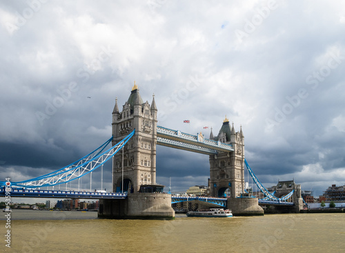 Naklejka samoprzylepna Tower Bridge, Londyn, pod zachmurzonym niebie