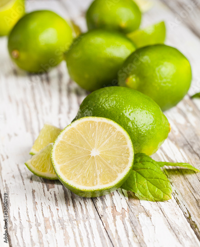 Fotoboard na płycie Świeże limonki na drewnie