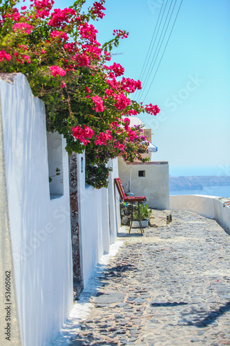 Board z aluminiowym obramowaniem Tradycyjna pusta ulica w fira, santorini, grecja
