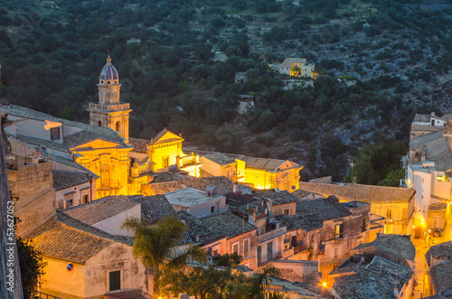 Board z aluminiowym obramowaniem Ragusa ibla (sicily, italy) wieczorem