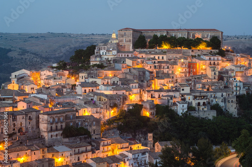 Board z aluminiowym obramowaniem Ragusa ibla (sicily, italy) wieczorem