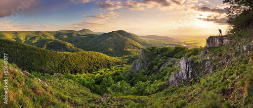 Naklejka samoprzylepna Zielony skalisty moutain o zachodzie słońca - słowacja