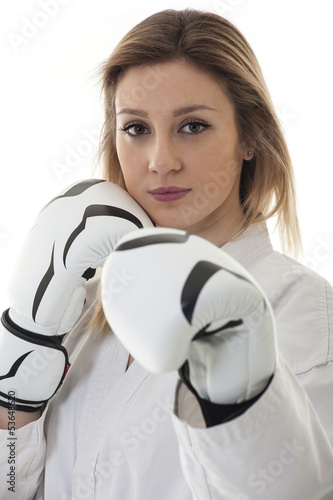 Fotoboard na płycie Blond dziewczyna sztuk walki w kimonie wykonując karate.