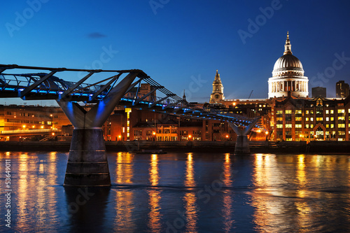 Plakat na zamówienie Millennium bridge and St Pauls cathedral at dusk.