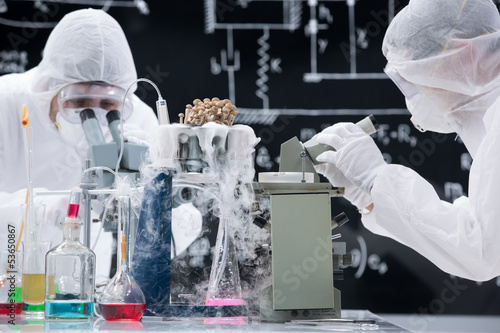 Fotoboard na płycie Naukowcy laboratoryjni pracujący z mikroskopami