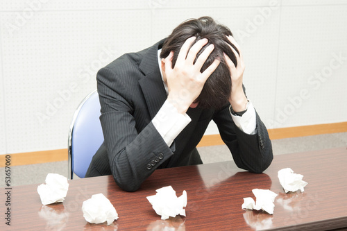 Foto  仕事に失敗して悩む男性社員