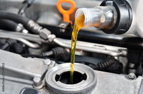 Cuadros en Lienzo Motor oil, car engine close up