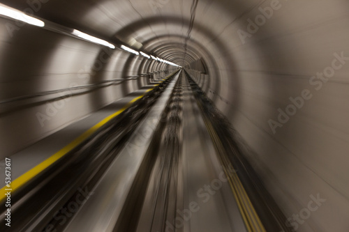 Plakaty tunel  szybko-poruszajace-sie-pociagi-w-tunelu-metra