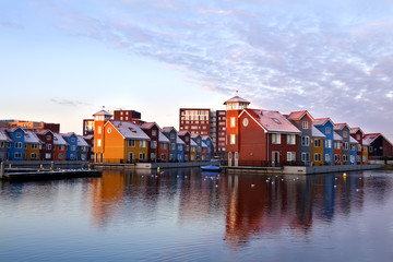 Fototapete - colorful buildings on water at Reitdieohaven