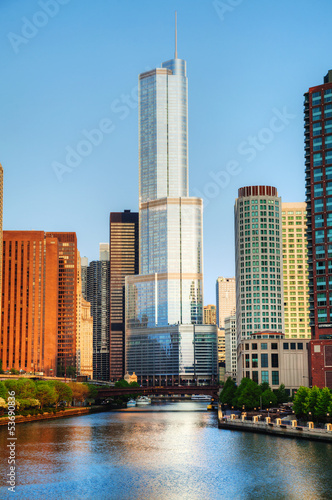 Board z aluminiowym obramowaniem Trump International Hotel i wieża w Chicago, il rano