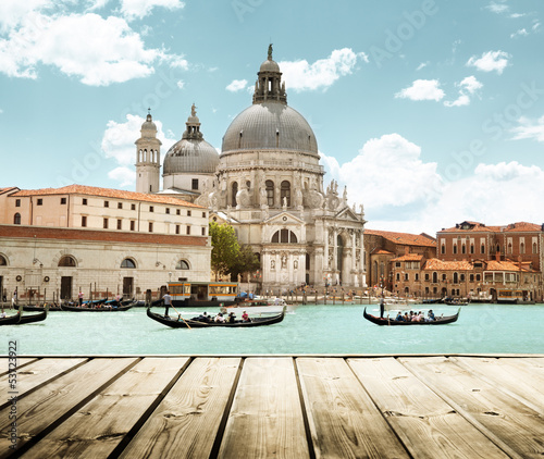 Obraz na płótnie canvas Bazylika santa maria della salute, wenecja, włochy i drewniane surf