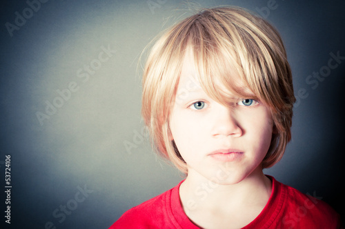 Fotoboard na płycie Portret chłopca ze smutną miną