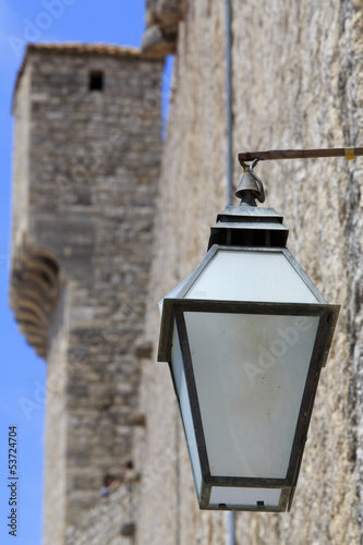 Board z aluminiowym obramowaniem Mury miejskie i lampa