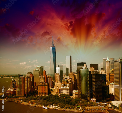 Obraz w ramie Wonderful summer sunset aerial view of lower Manhattan skyscrape