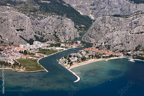 Tapeta ścienna Widok z lotu ptaka - omis miasto w Croatia