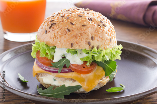 Naklejka samoprzylepna Burger z mięsem i warzywami.