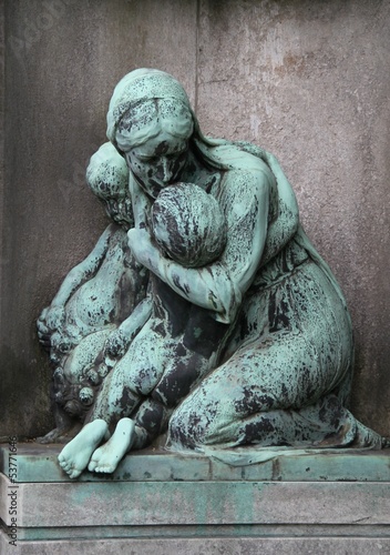 Relief Friehof Trauernde Mutter Mit Kindern Stock Foto Adobe Stock