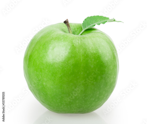 zielone-jablko-z-lisciem-na-bialym-tle