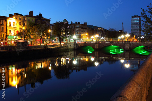 Naklejka samoprzylepna Liffey river w dublin o zmierzchu