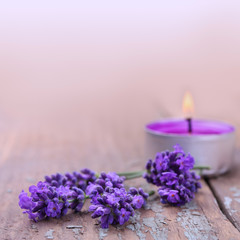  Lavendelblüten und Duftkerze